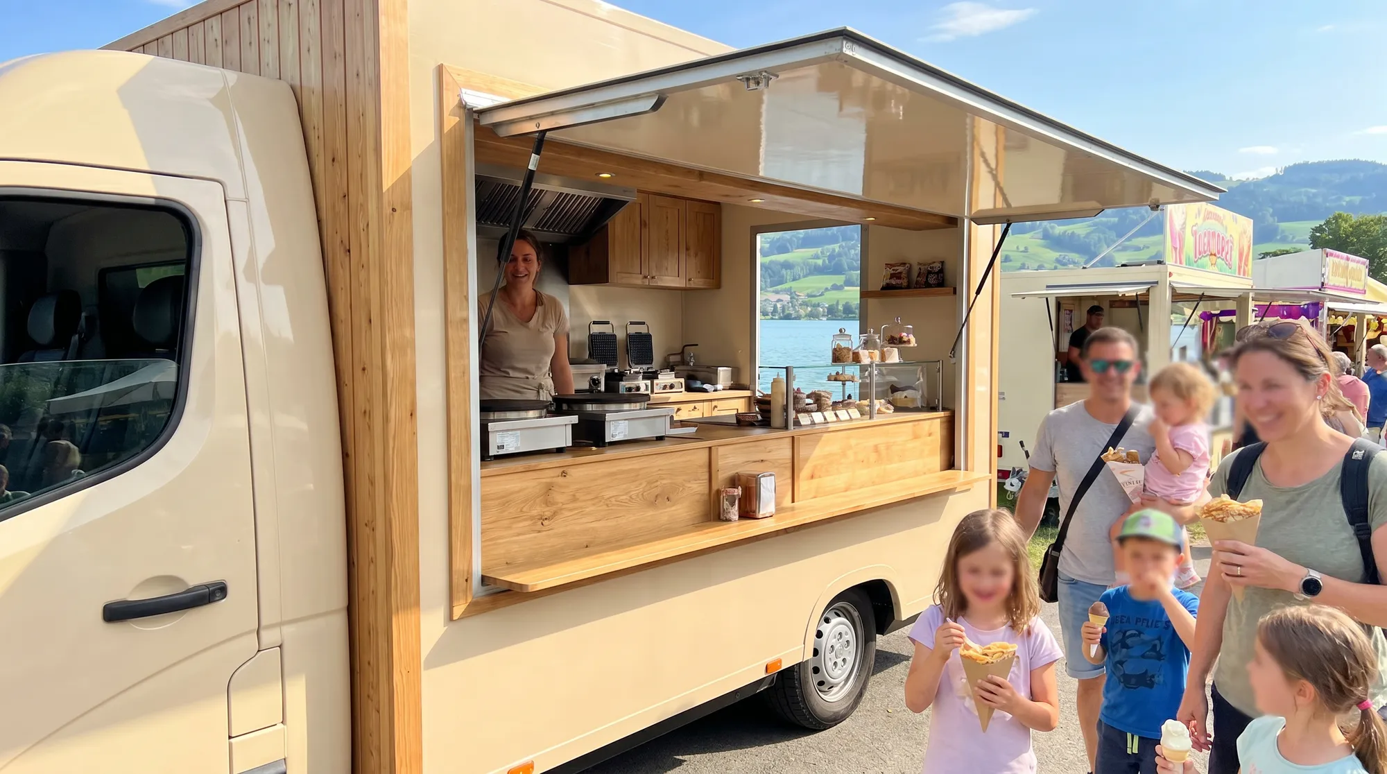 Camion crêpes et gaufres ouvert lors d'une fête au bord d'un lac suisse, familles au comptoir