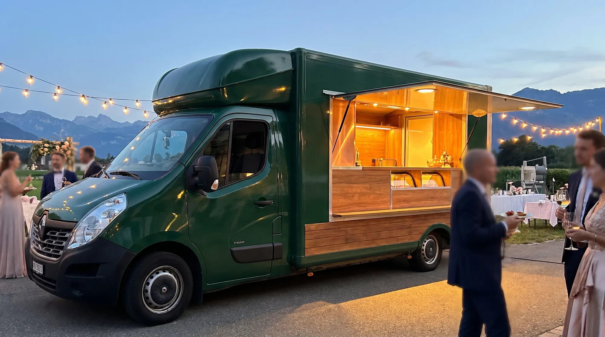 Camion traiteur en soirée lors d'un mariage en Suisse, guirlandes lumineuses