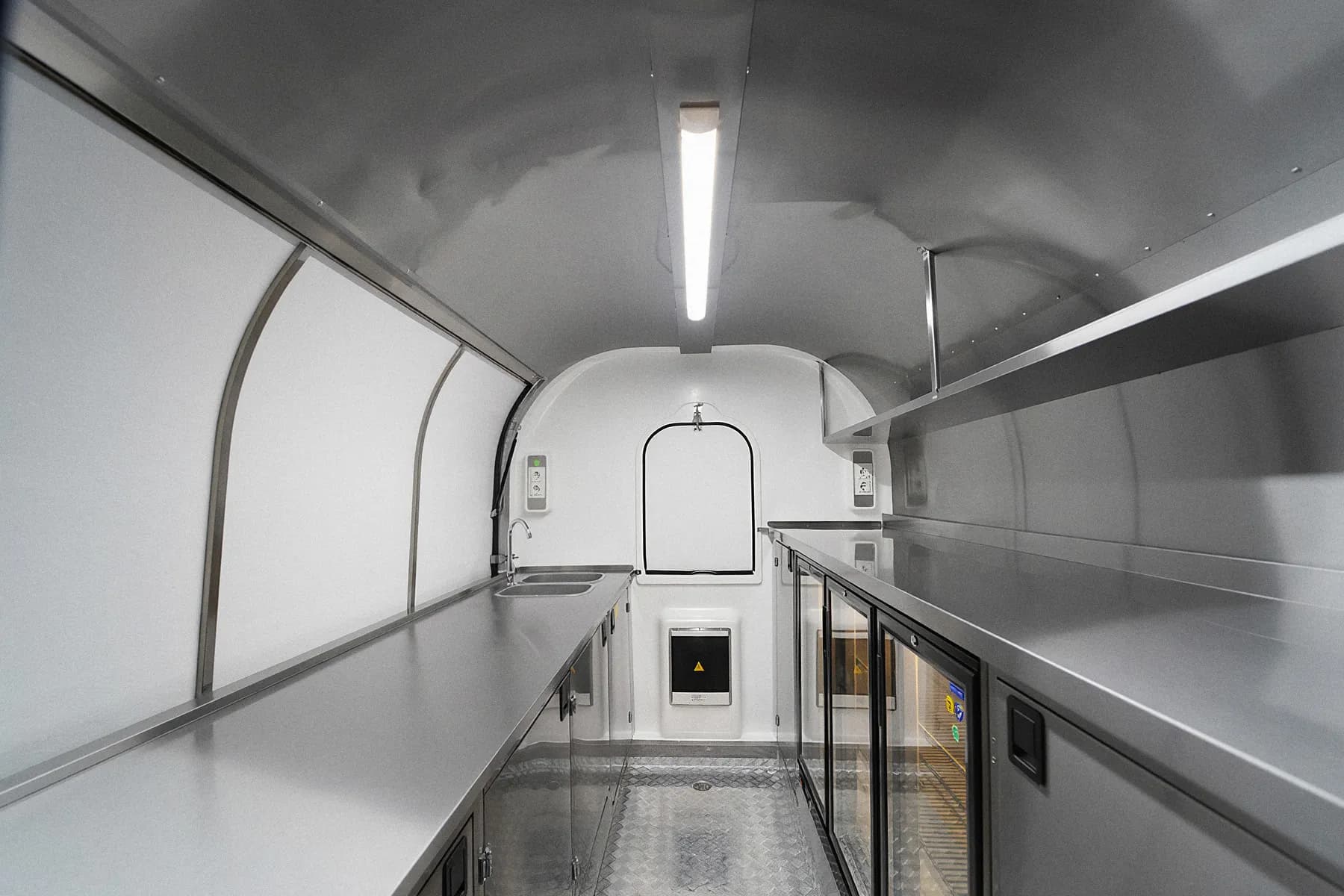 Aménagement bar d'une remorque food truck avec vitrines réfrigérées