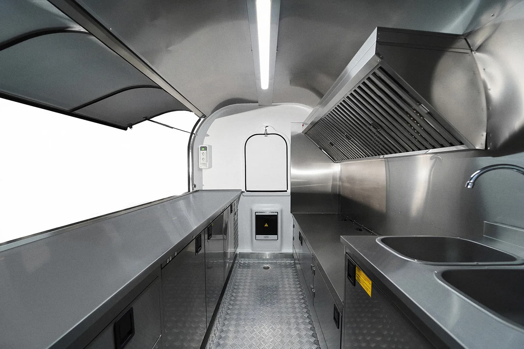 Intérieur inox d'une remorque food truck Ekobox avec plans de travail et hotte