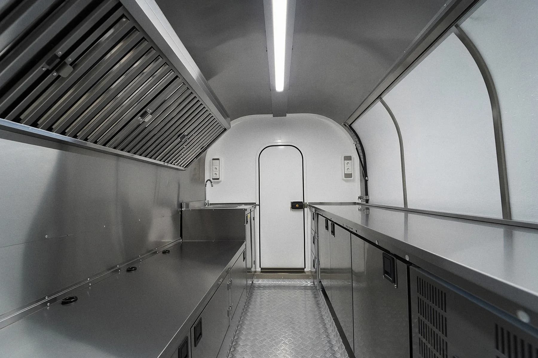 Rangements inox et sol antidérapant d'une remorque food truck