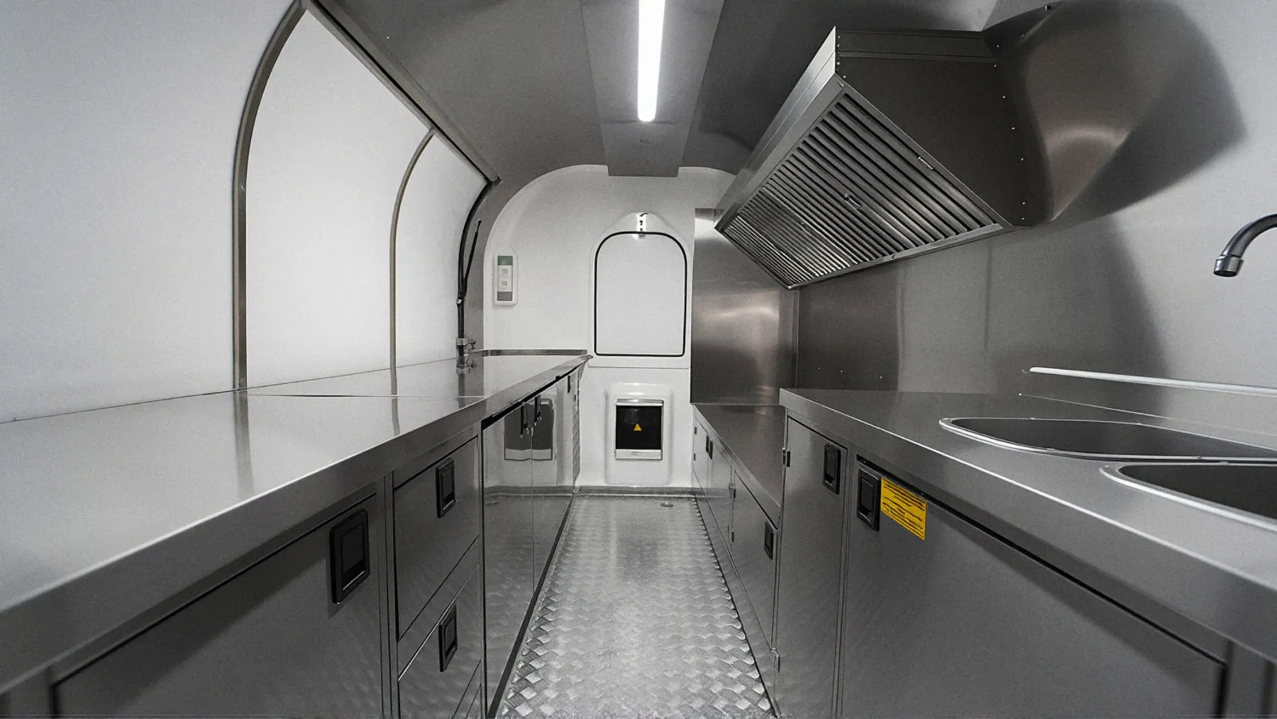 Intérieur de la remorque food truck Ekobox 320 avec deux plans de travail